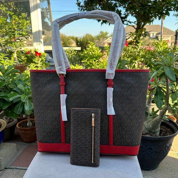 SALE💕Michael Kors Purse And Wallet - Picture 7 of 8